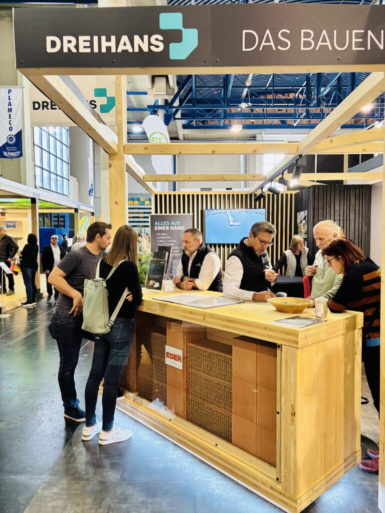 Beratung am DREIHANS Messestand auf der webuild Energiesparmesse in Wels